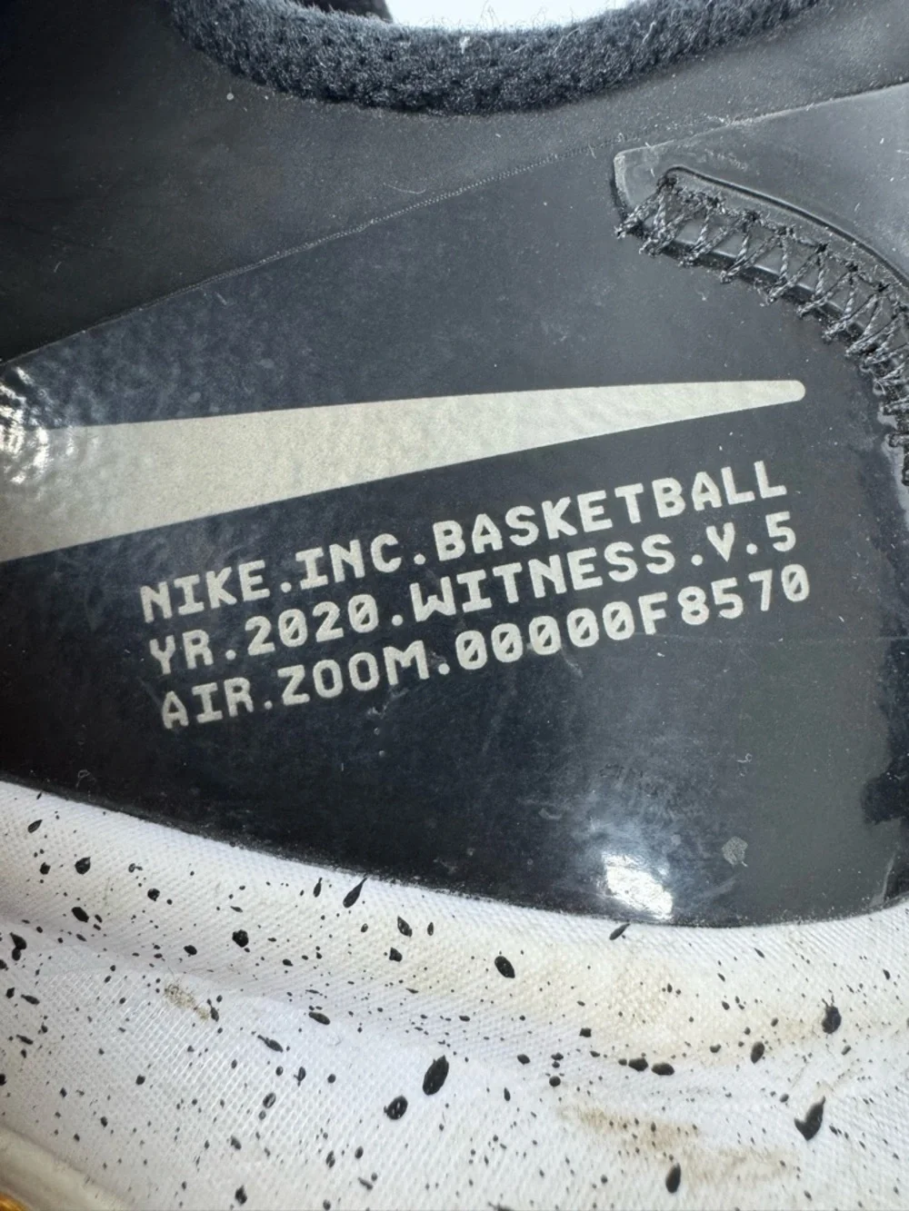Nike Basketball shoes Witness V5 air zoom black white Size 7Y